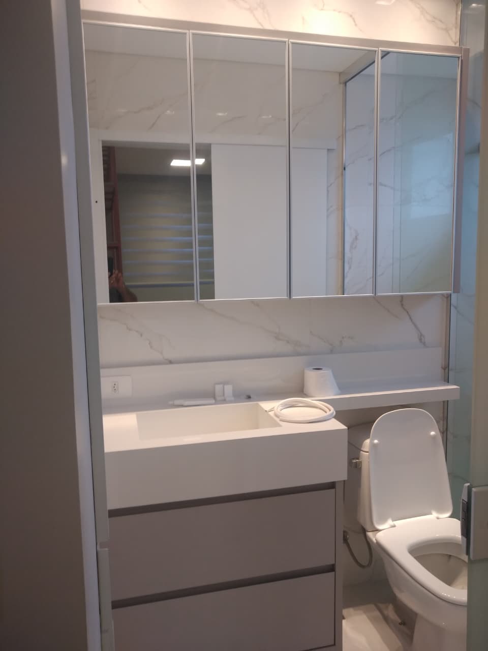 Banheiro com gabinete planejado