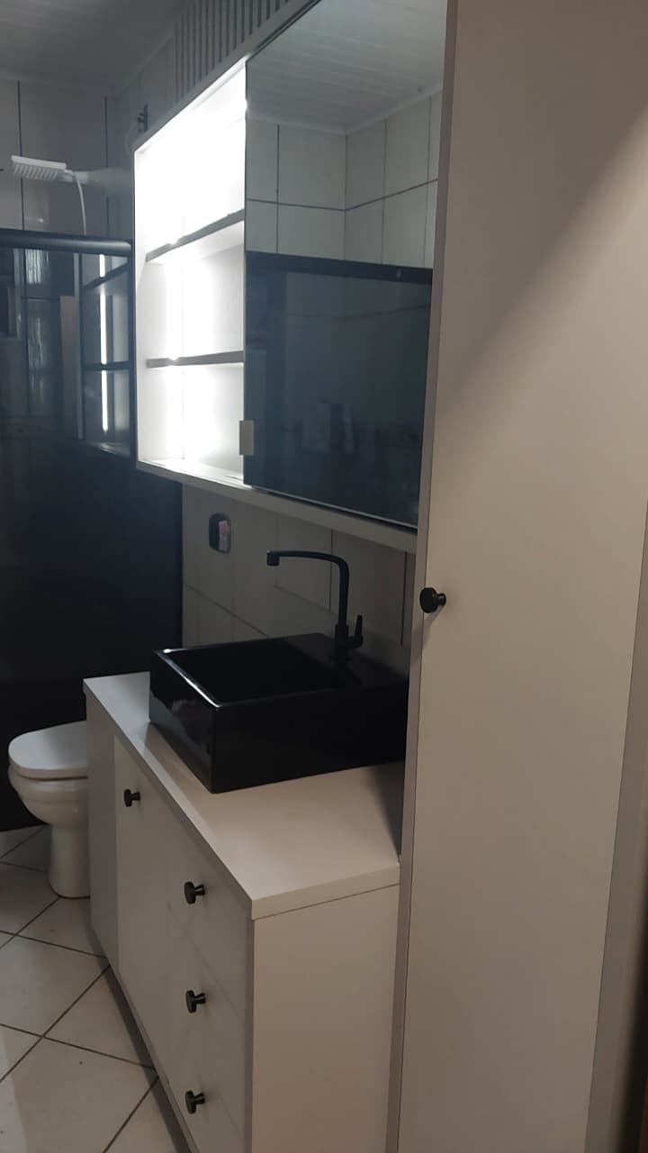 Banheiro moderno com nichos