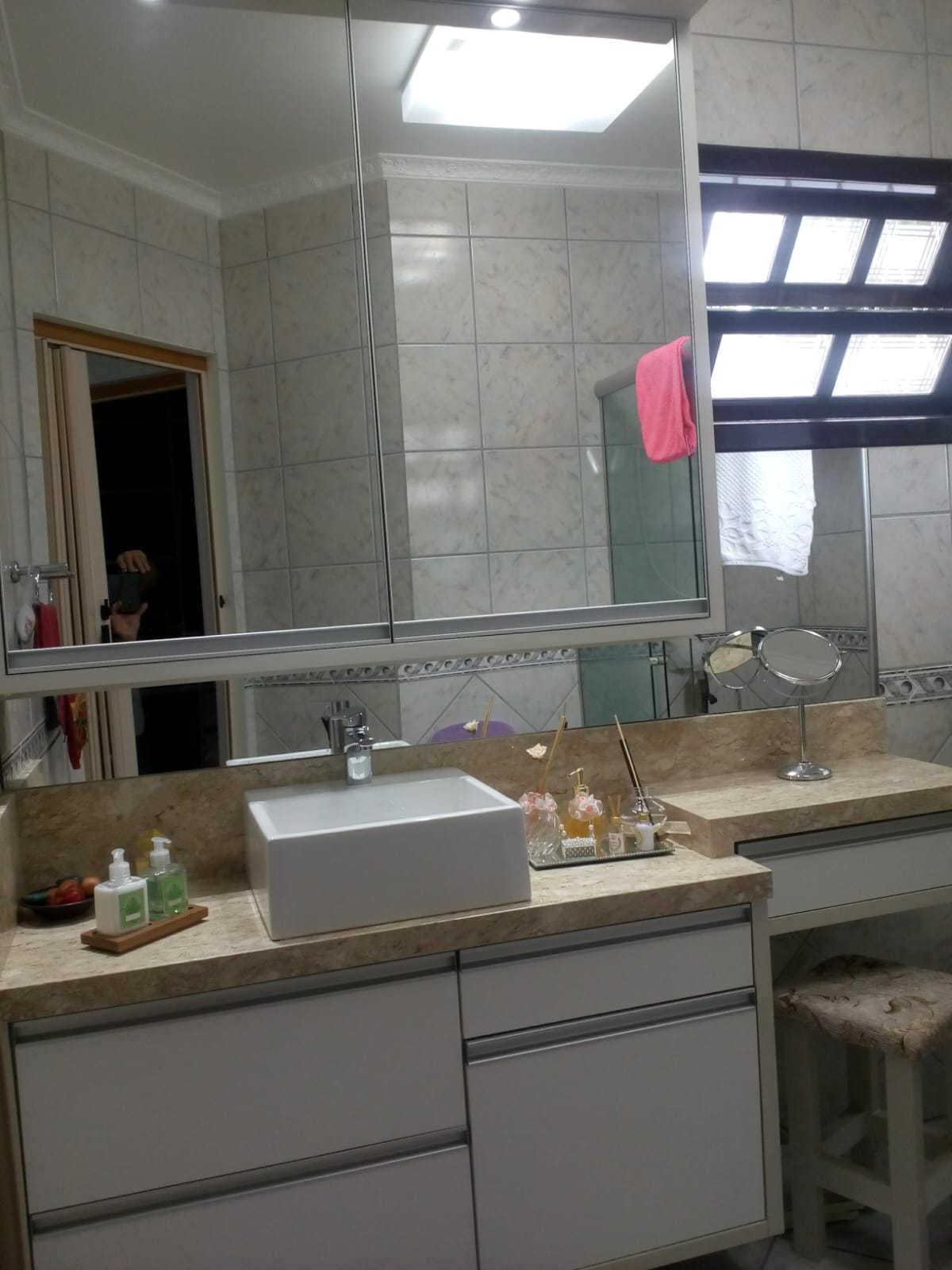 Banheiro moderno com nichos