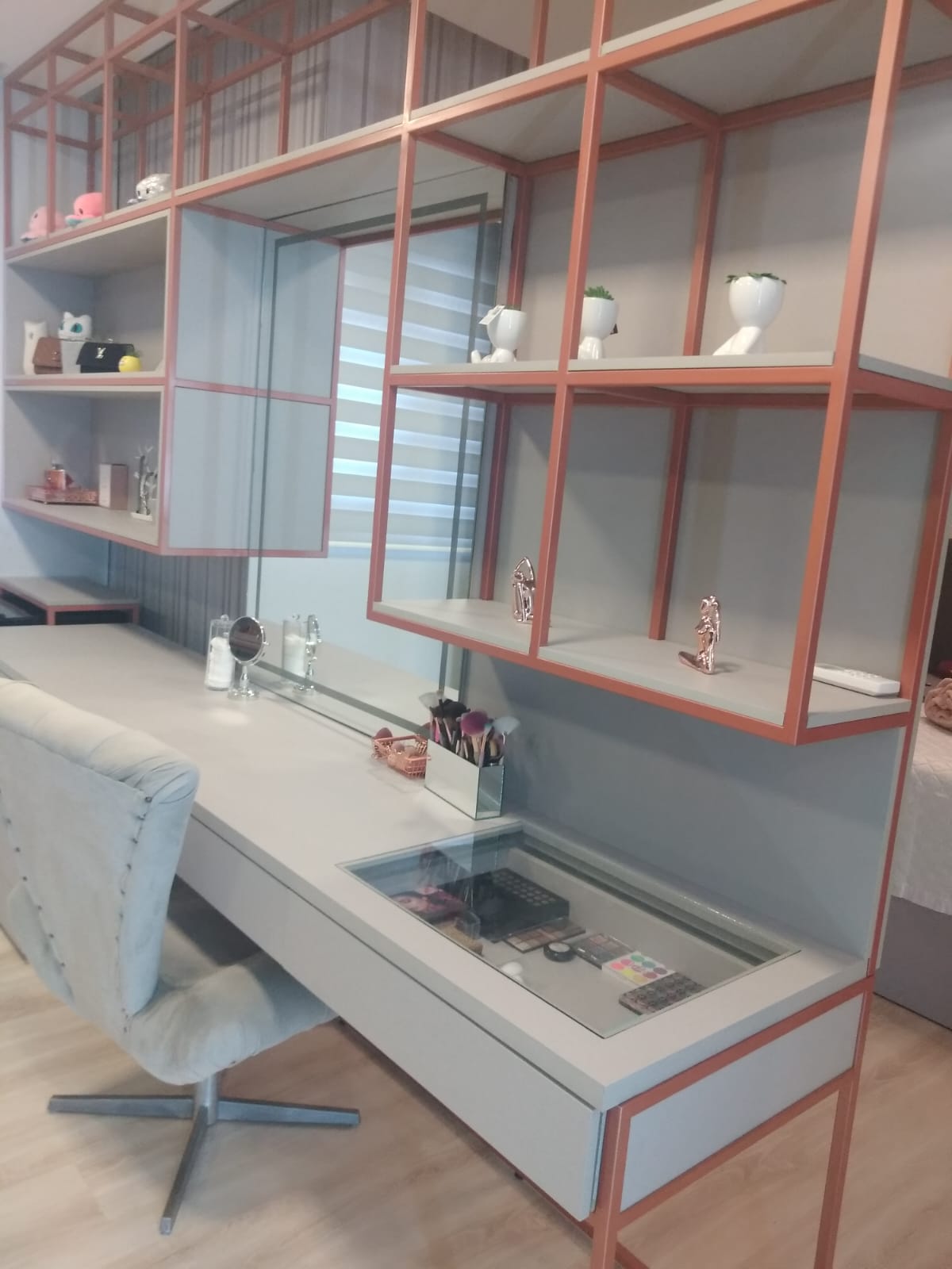 Escritório planejado com bancada sob medida