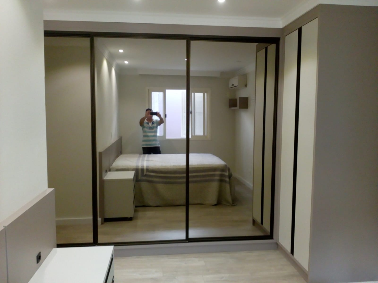 Quarto com armário sob medida