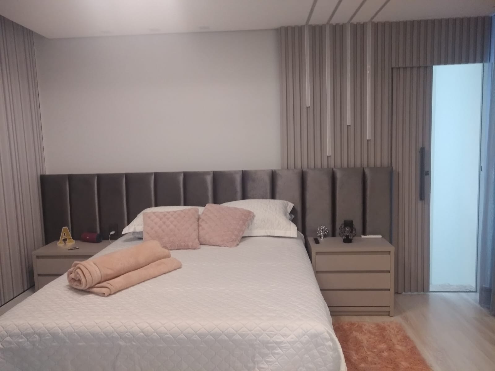 Quarto planejado com cabeceira moderna