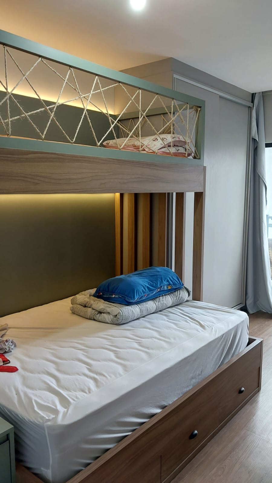 Quarto com armário sob medida