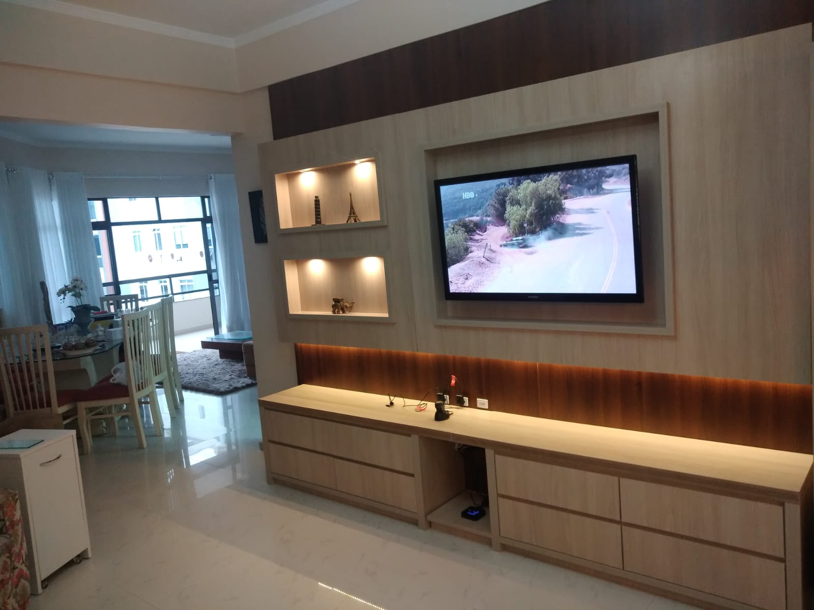 Projeto de sala de estar com painel